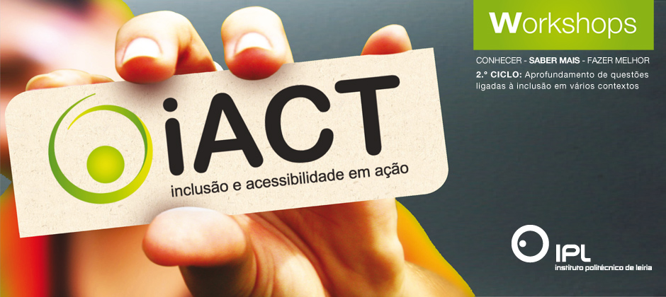 mão segurando etiqueta com o logotipo do iact - centro de investigação Inclusão e acessibiliade em ação.