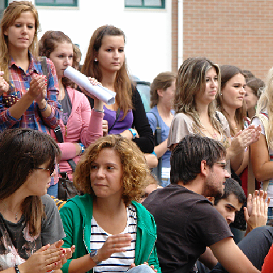 estudantes erasmus batem palmas